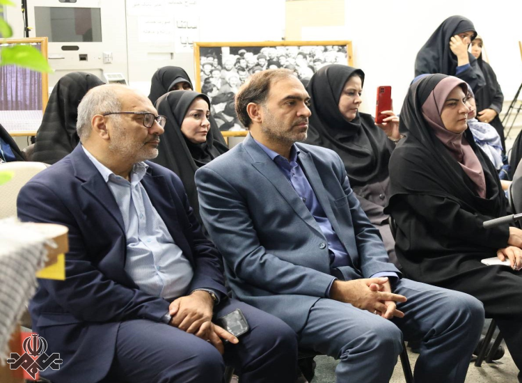 نمایشگاه «آقای کشوردوست»