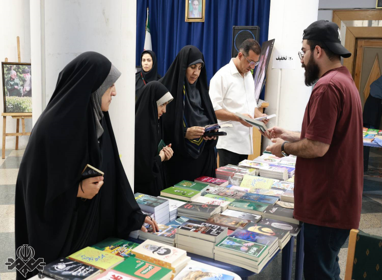 نمایشگاه «آقای کشوردوست»