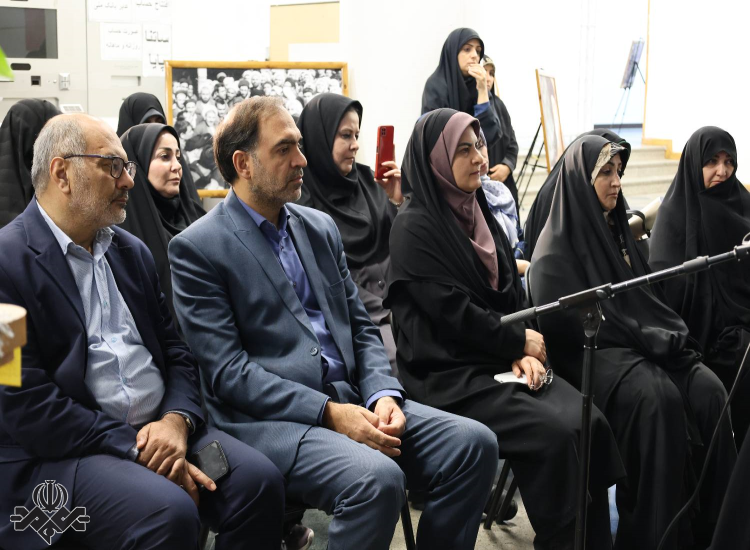 نمایشگاه «آقای کشوردوست»