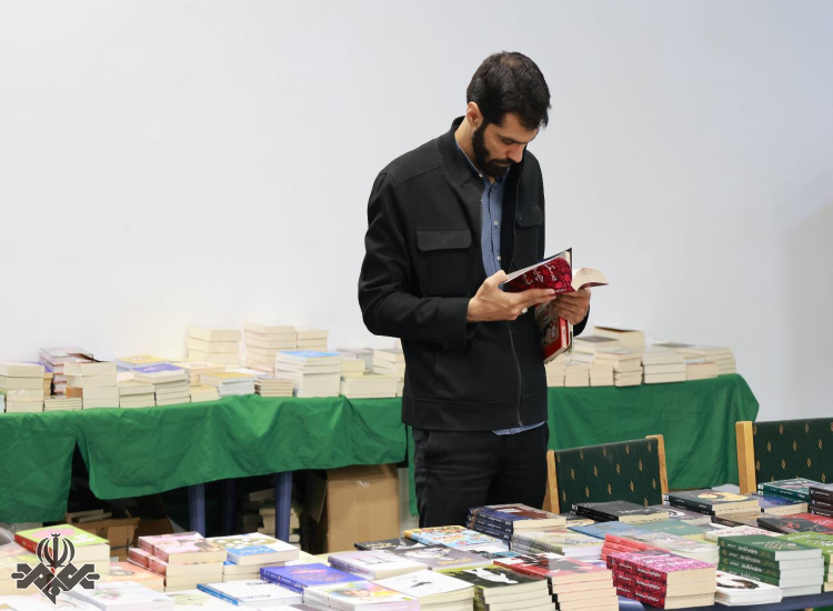 نمایشگاه «آقای کشوردوست»