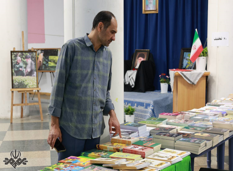 نمایشگاه «آقای کشوردوست»