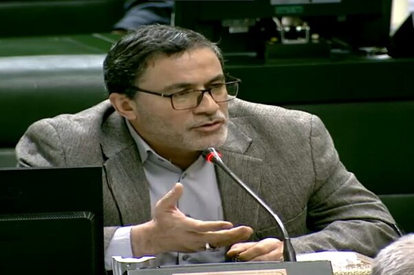 با خصوصی سازی خودروسازان موافقیم اما باید با قیمتی درست به اهلش داده شود